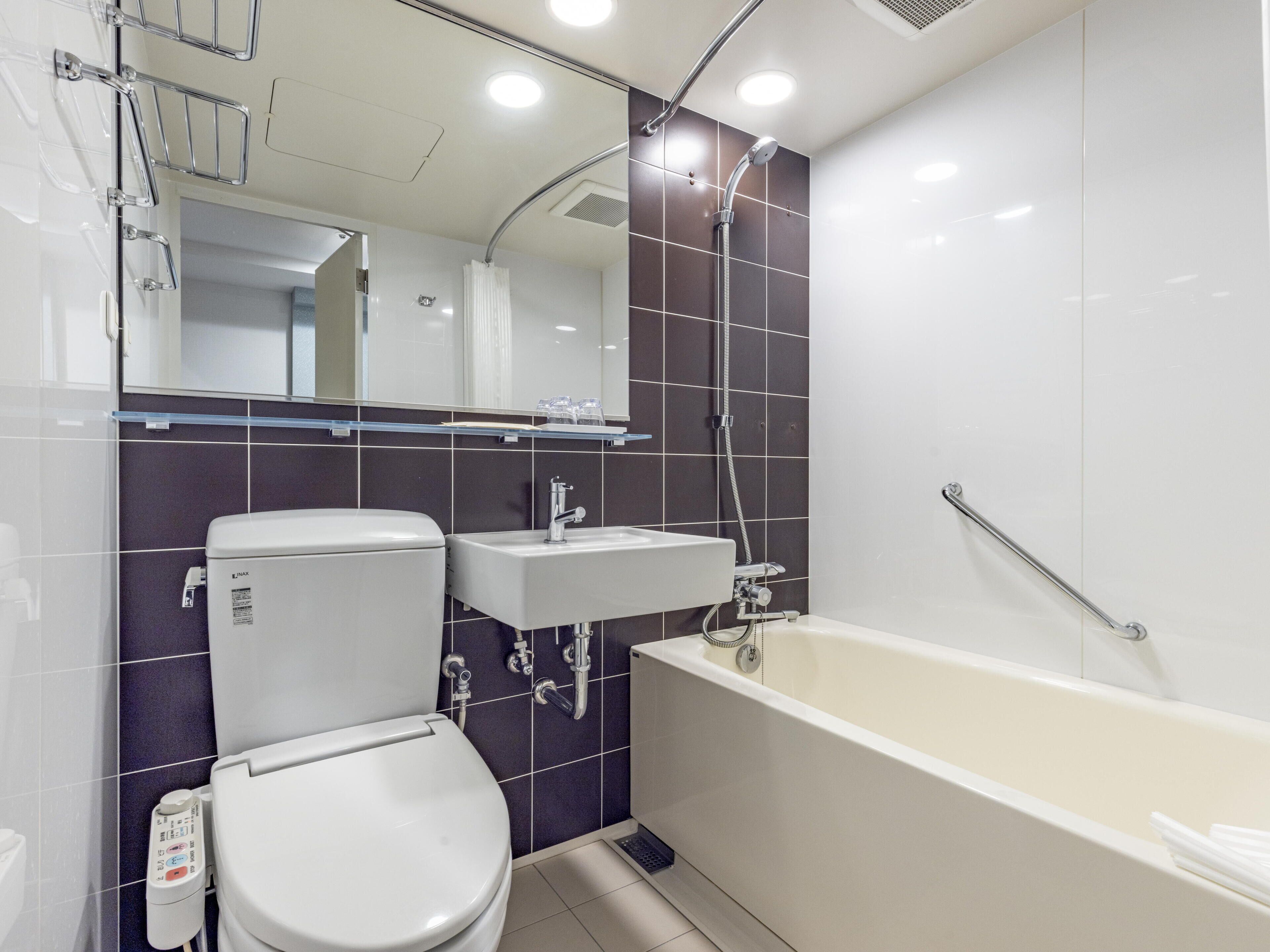 combined shower/bathtub, deep-soaking bathtub, free toiletries