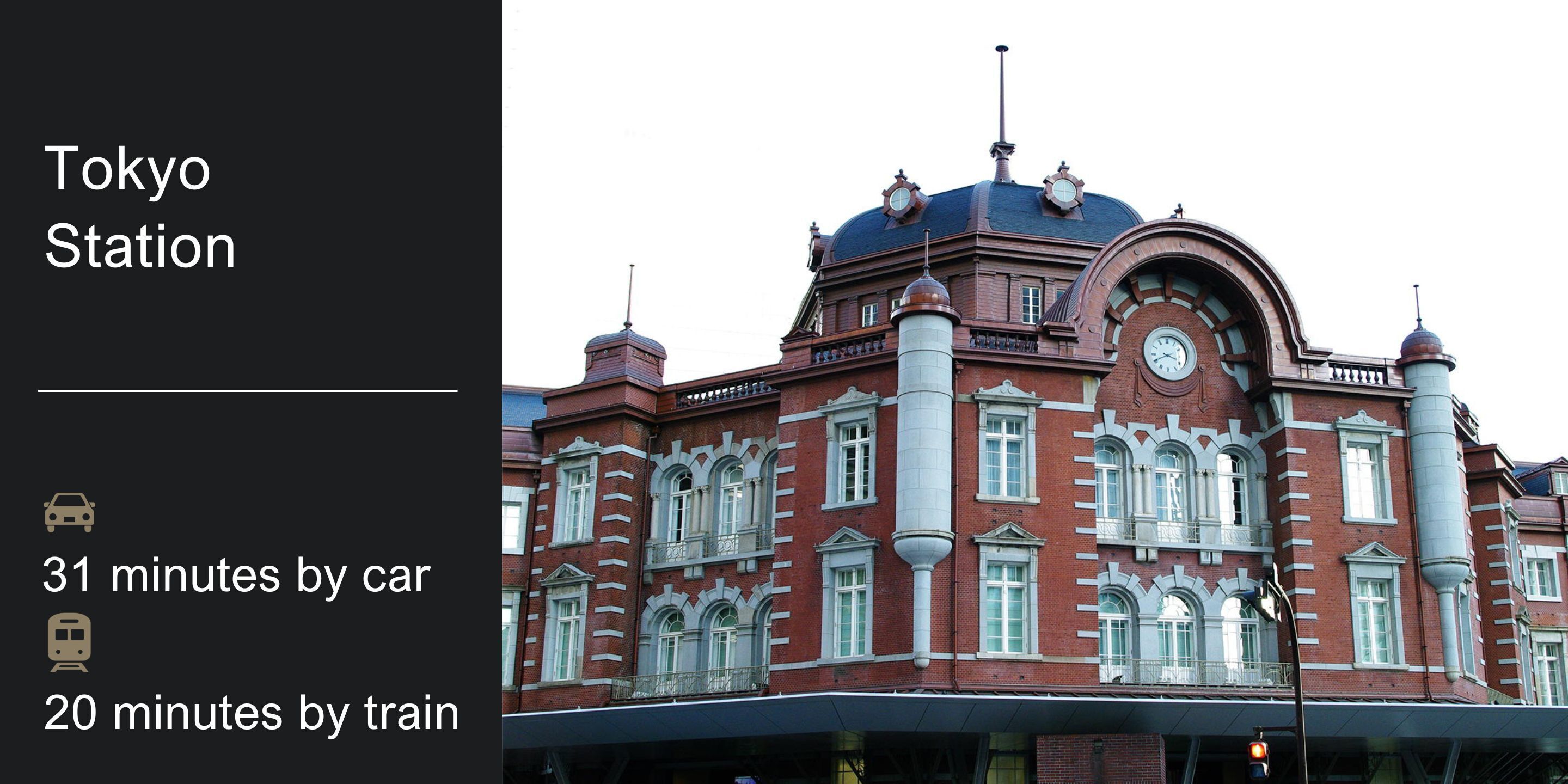Un edificio histórico con una torre de reloj, probablemente una estación de tren, con fachada de ladrillo rojo y detalles blancos.