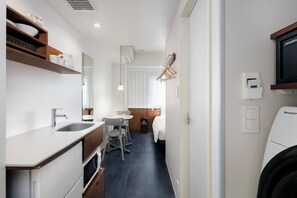 Caja de seguridad en la habitación, escritorio y cortinas blackout