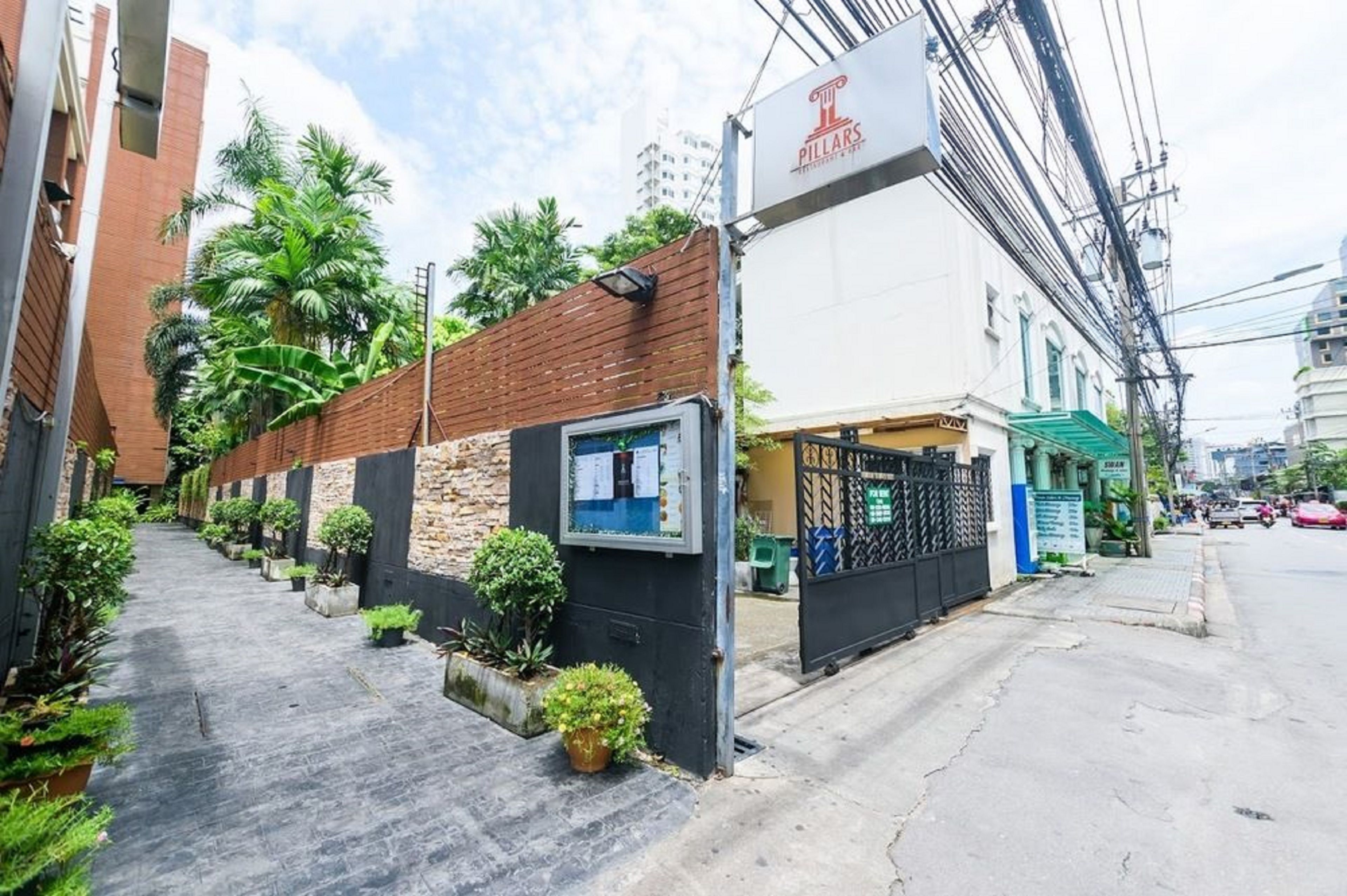 Un edificio con un letrero que dice 'Pillars Restaurant & Bar'.