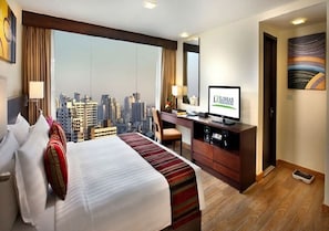 Down duvets, pillow-top beds, in-room safe, desk - Lohas Residences Sukhumvit (Bangkok)