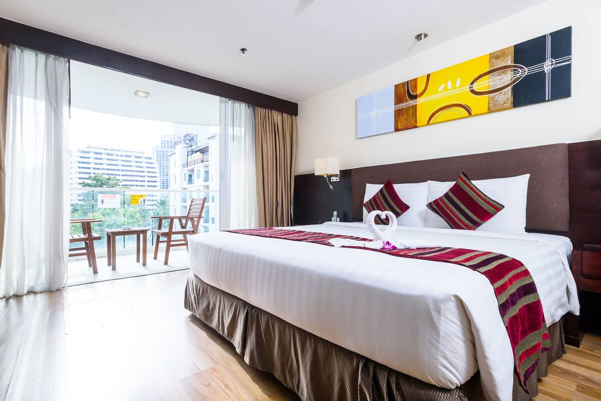 Premier Room, Balcony | Down comforters, pillowtop beds, in-room safe, desk