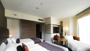 A hotel room with two beds, a desk, a chair, a TV, and a window. - Tokyu Stay Kamata - Tokyo Haneda (Tokyo)