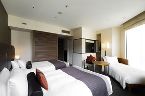 خزنة داخل الغرفة ومكتب ومساحة عمل للكمبيوتر المحمول ومكواة/لوح كي