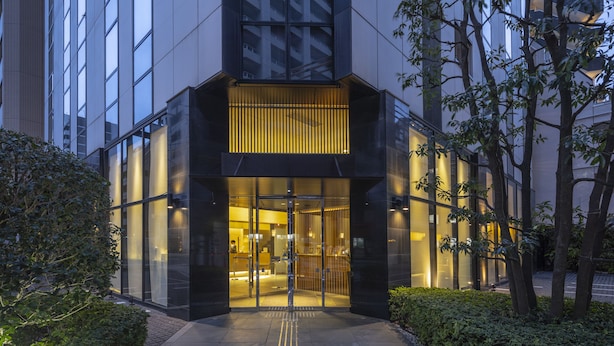 A modern building with a glass entrance, a vertical garden, and a clear view of the interior. - Tokyu Stay Kamata - Tokyo Haneda (Tokyo)