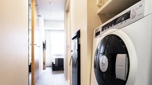 A hotel hallway with a washing machine and a refrigerator. - Tokyu Stay Kamata - Tokyo Haneda (Tokyo)