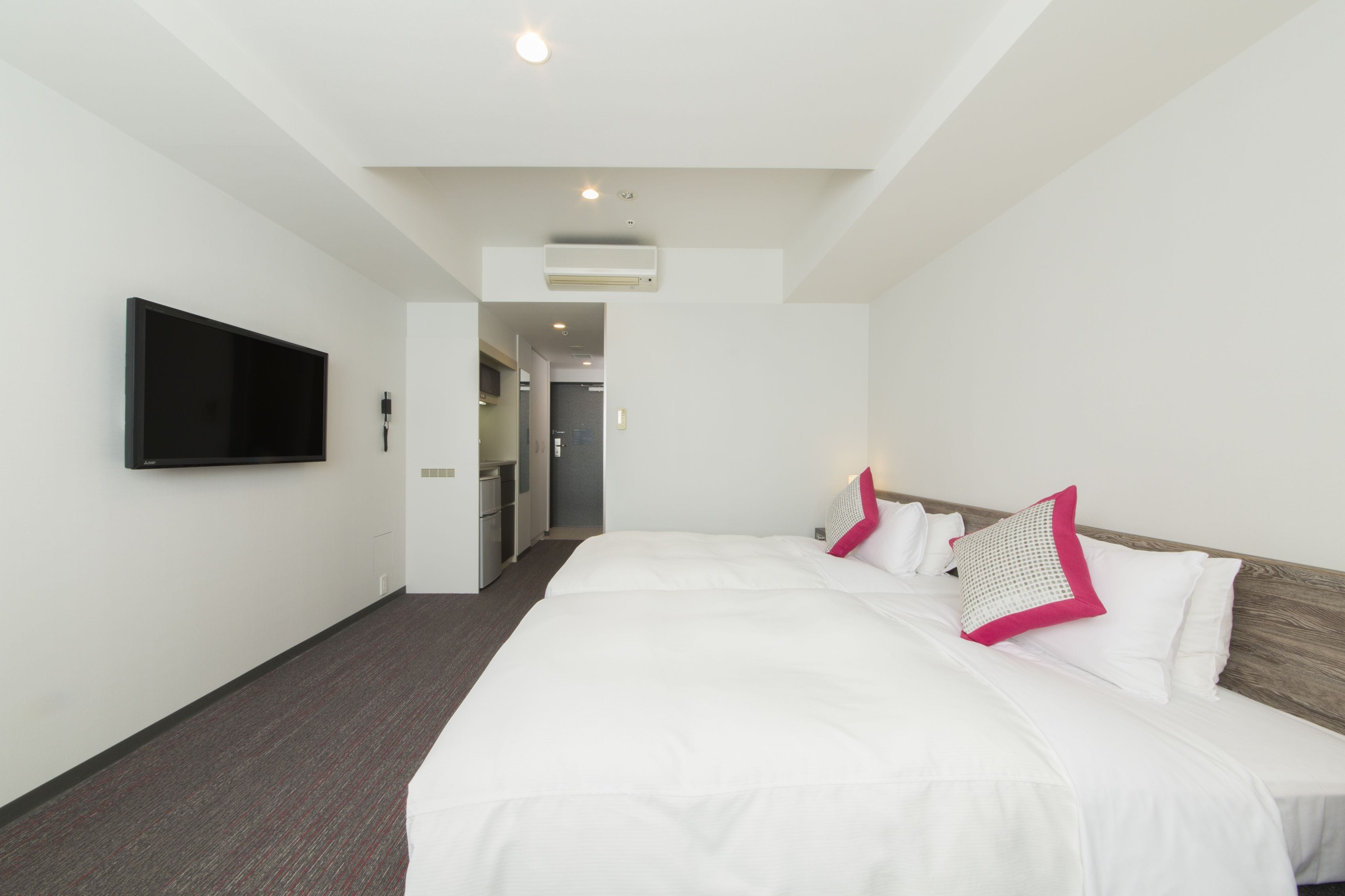 [non-smoking] superior twin room (110cm bed) with washer & dryer | premium bedding, down duvets, memory-foam beds, in-room safe