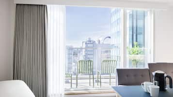 Deluxe Twin Room with Balcony, Non Smoking, Refrigerator & Microwave | Terrace/patio