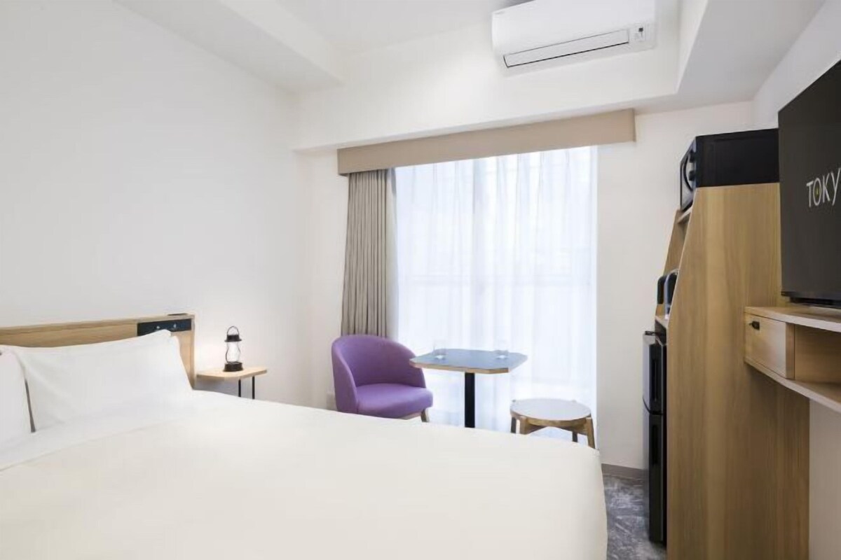 Down comforters, in-room safe, blackout drapes