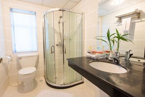 Deluxe Twin Room | Bathroom | Combined shower/tub, hair dryer, bathrobes, slippers