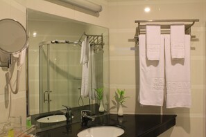 Phòng 3 Deluxe | Phòng tắm | Vòi sen/bồn tắm kết hợp, máy sấy tóc, áo choàng tắm