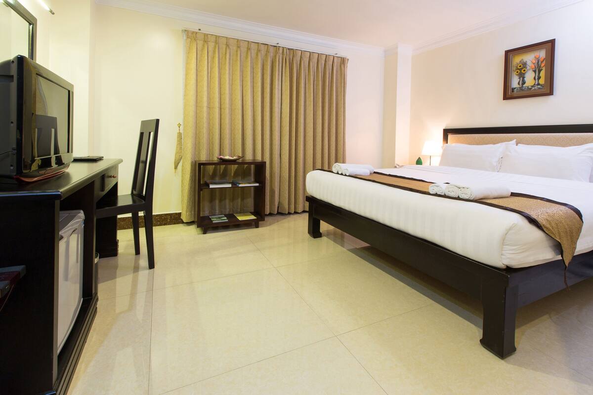 Premium bedding, minibar, in-room safe, desk