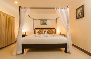 Bộ đồ giường cao cấp, minibar, két bảo mật tại phòng, bàn