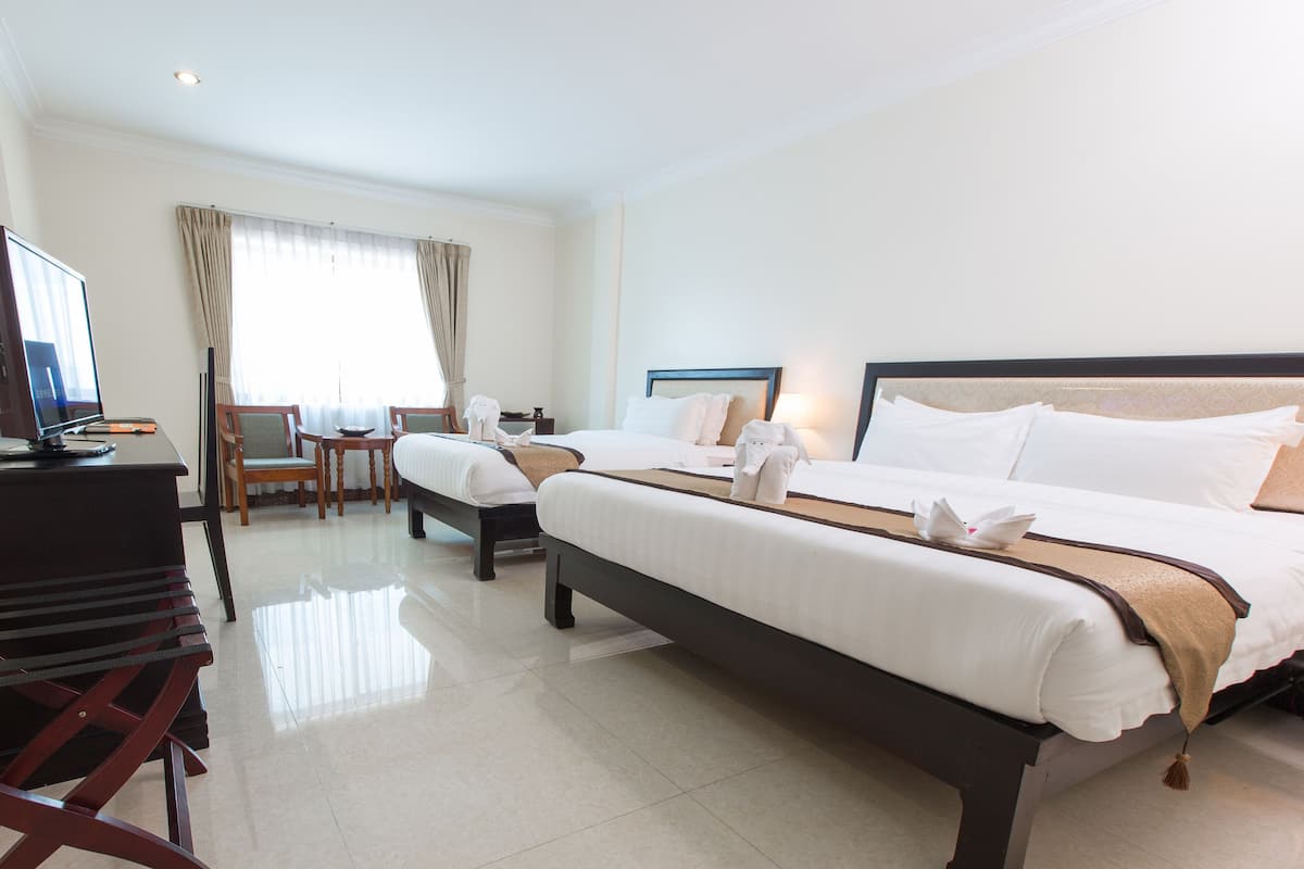 Habitación triple Deluxe | Ropa de cama de alta calidad y minibar