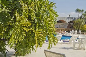 Una piscina cubierta, una piscina al aire libre