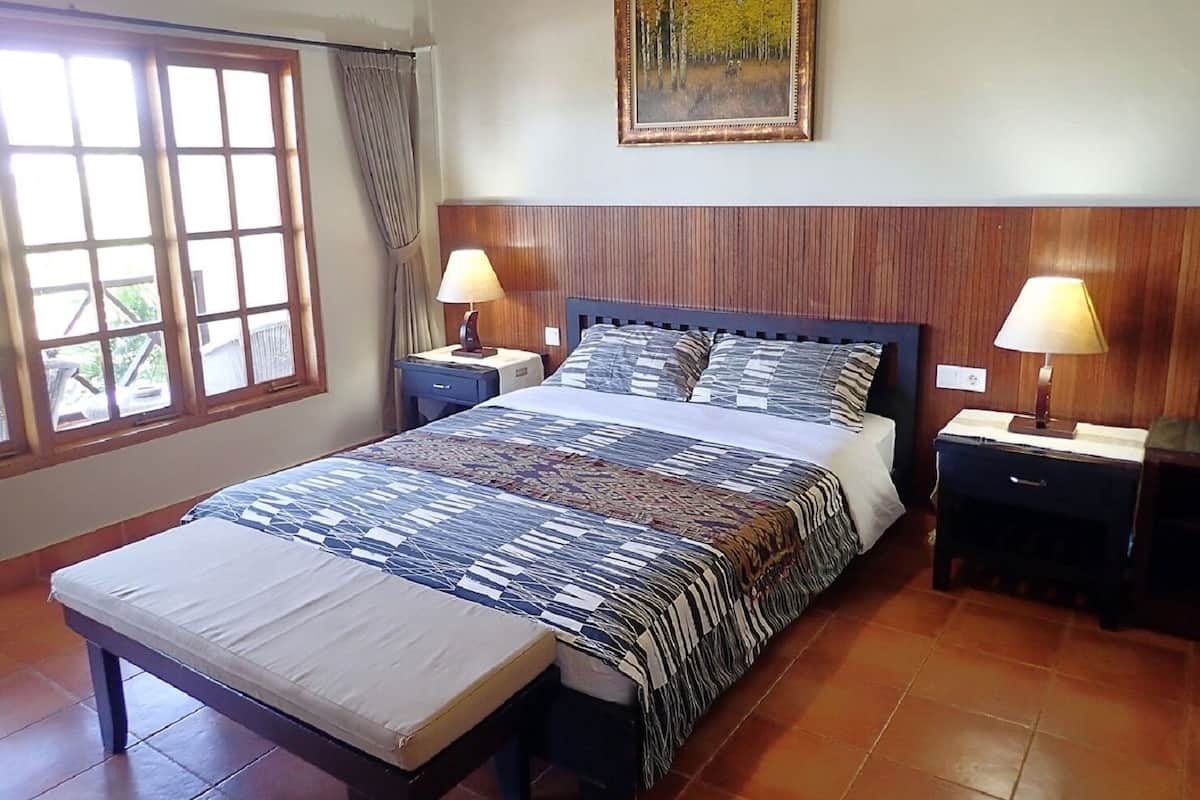 Habitación doble Deluxe, balcón, vista parcial al océano | Minibar, caja de seguridad en la habitación, escritorio y camas extra