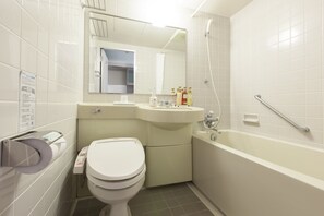 Combined shower/tub, free toiletries, hair dryer, towels - Tokyu Stay Meguro Yutenji (Tokyo)