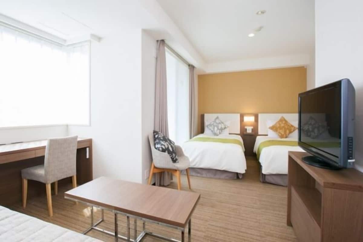 Värdeförvaringsskåp på rummet, skrivbord och mörkläggningsgardiner