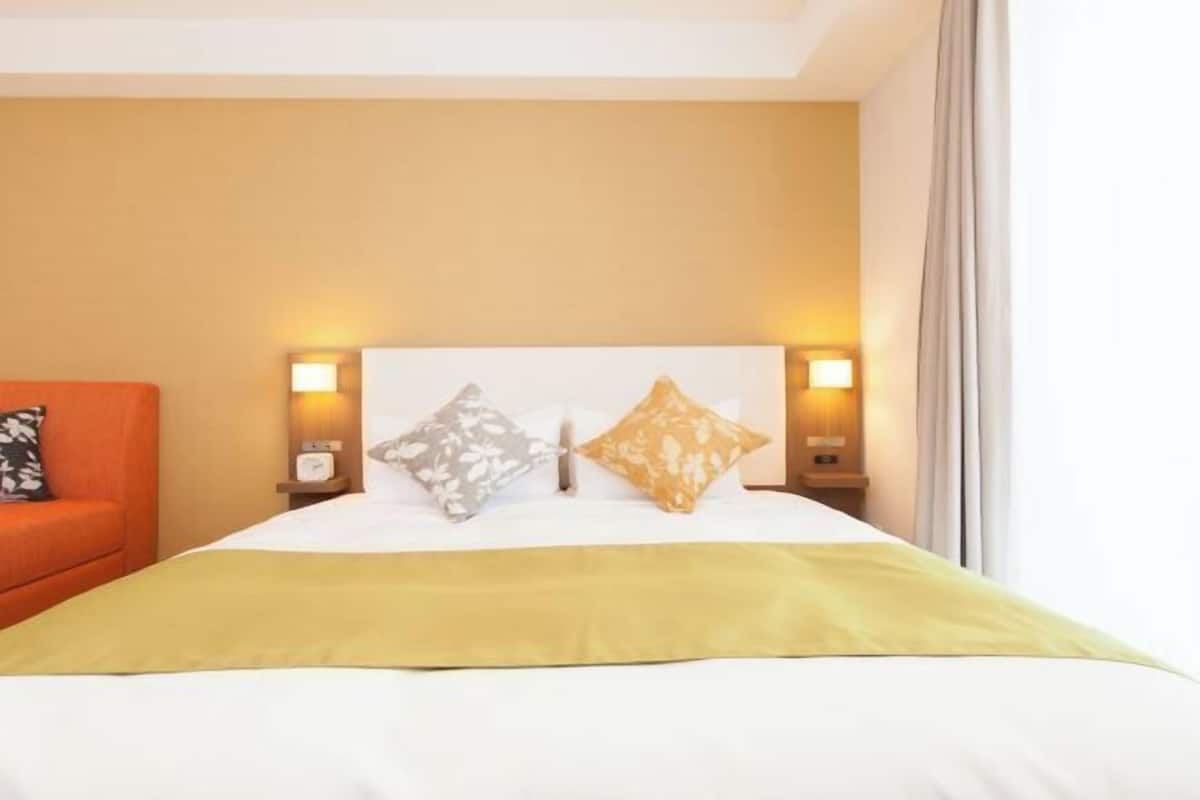 1 bedroom, in-room safe, desk, blackout curtains