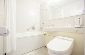 Ensemble baignoire-douche, articles de toilette (gratuits)