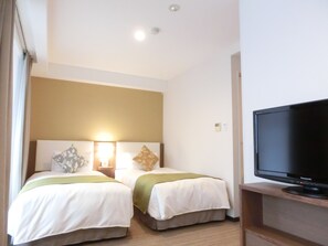 Cofres nos quartos, escrivaninha, cortinas blackout