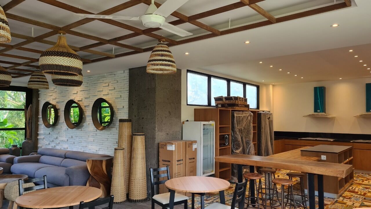 breakfast, lunch and dinner served