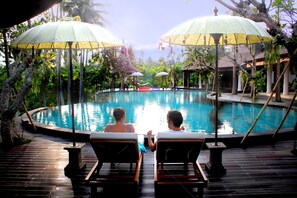 室外泳池；泳池傘、躺椅