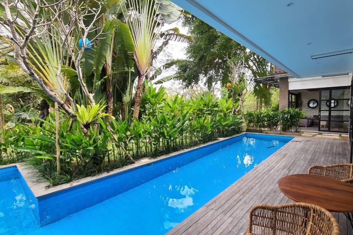 Premier Pool Suite