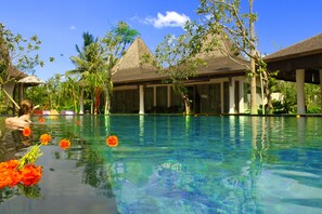 Outdoor pool, pool umbrellas, pool loungers - Ayurvedagram Bali - The Heart of Wellness & Healing (Ubud)
