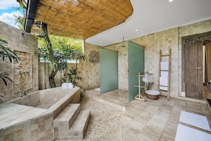 Luxury-Doppelzimmer, 1 King-Bett, Badewanne, Poolblick | Badezimmer