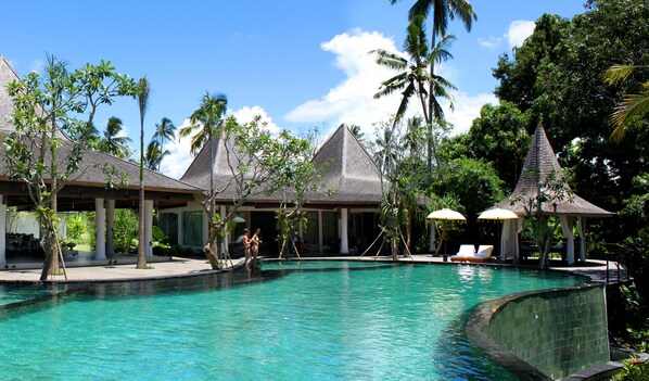 室外泳池；泳池傘、躺椅