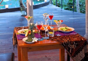 供應早餐、午餐及晚餐