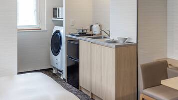 Coffee/tea maker, fridge, microwave