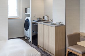 Fridge, microwave, coffee/tea maker - Tokyu Stay Tsukiji (Tokyo Ginza Area) (Tokyo)