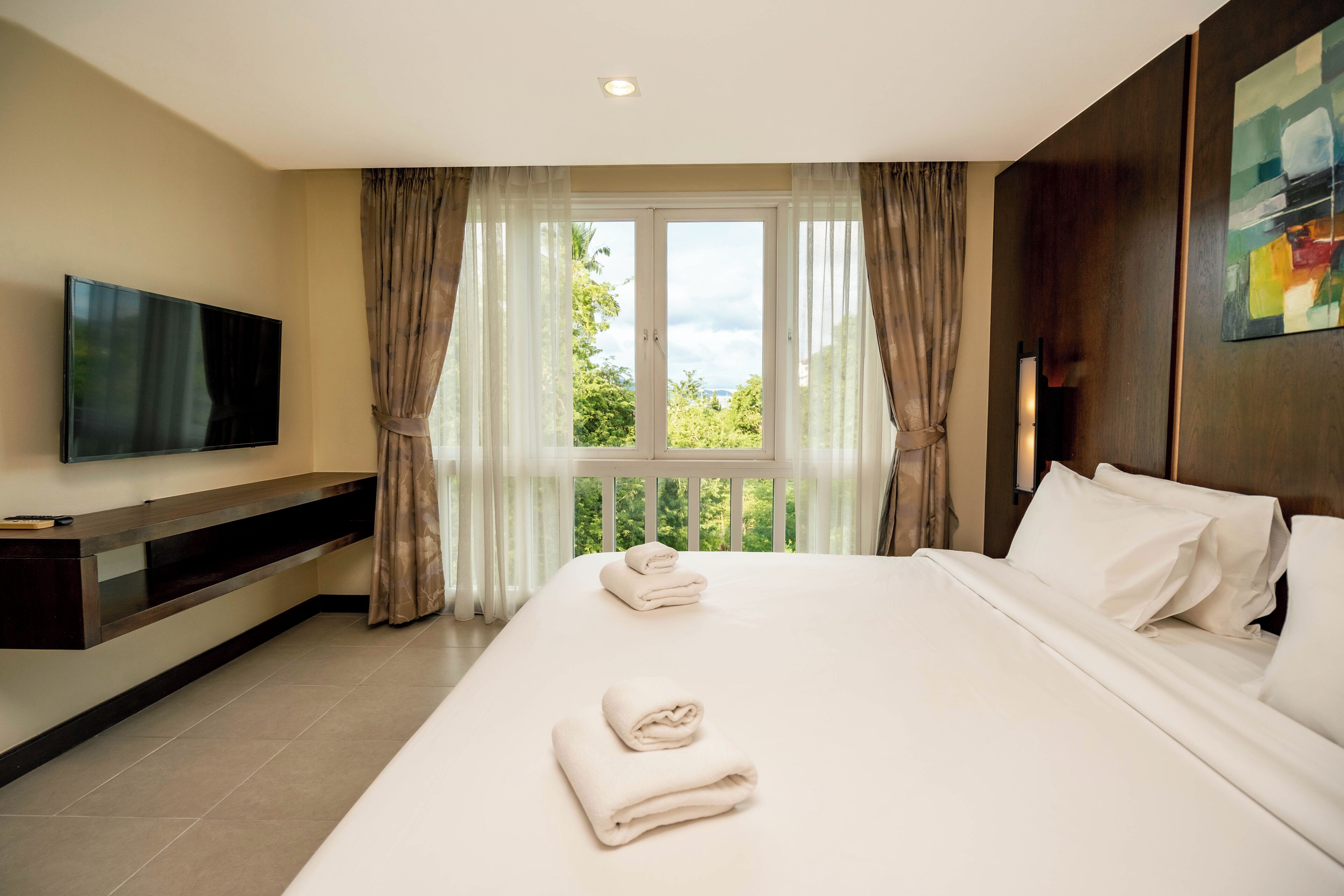 Suite, 2 soverom | Safe på rommet, skrivebord, blendingsgardiner og wi-fi (inkludert)