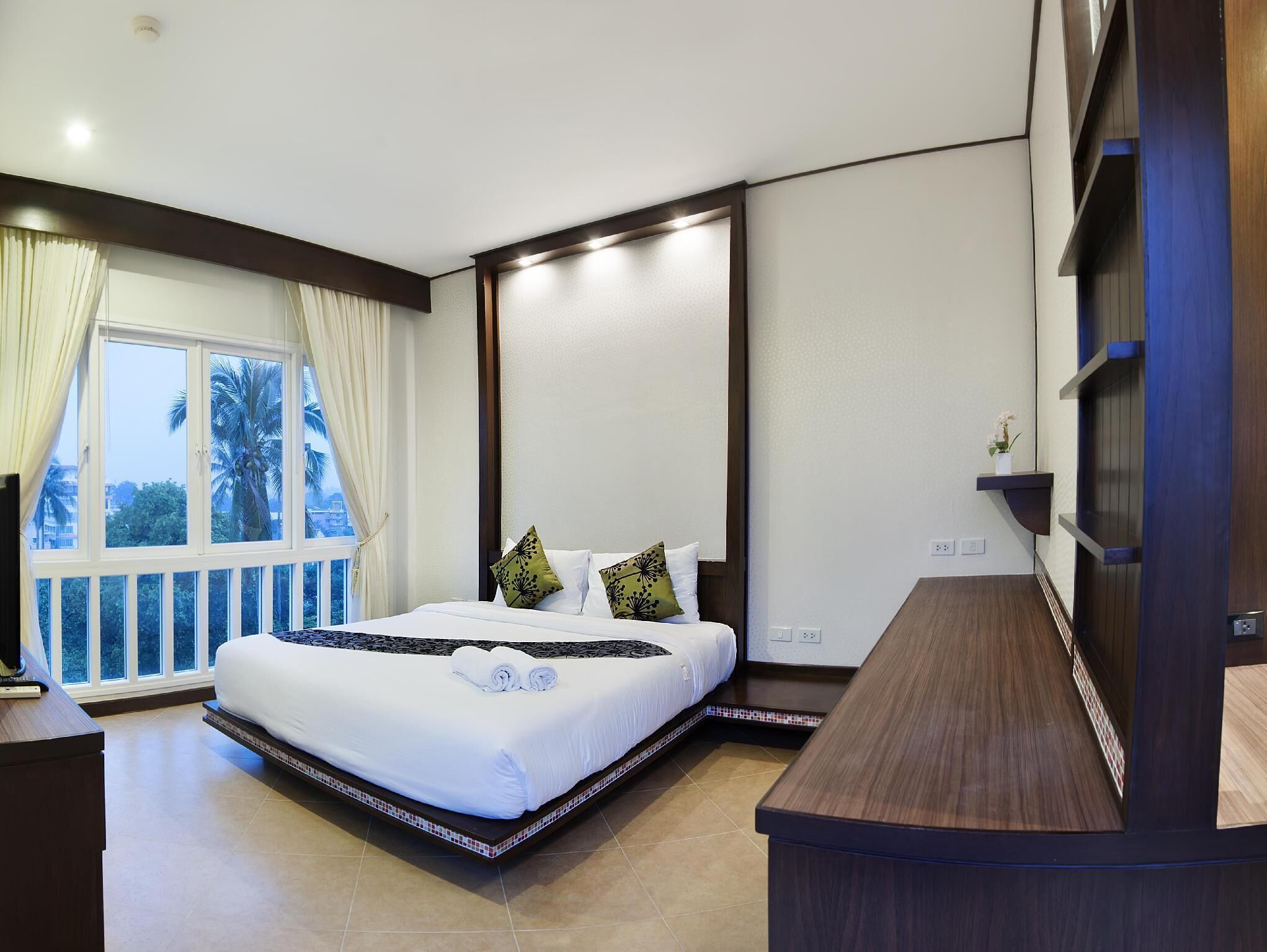 Penthouse | In-room safe, desk, blackout curtains, free WiFi