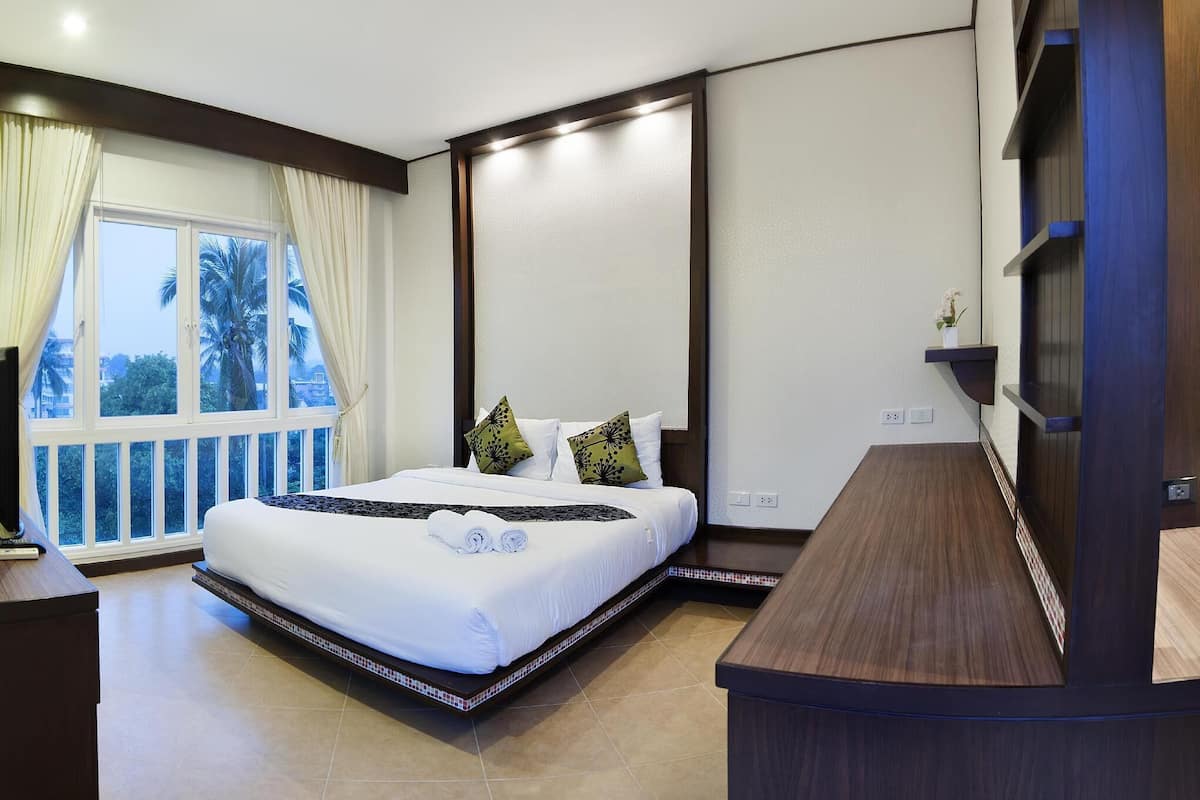 Penthouse | In-room safe, desk, blackout curtains, free WiFi