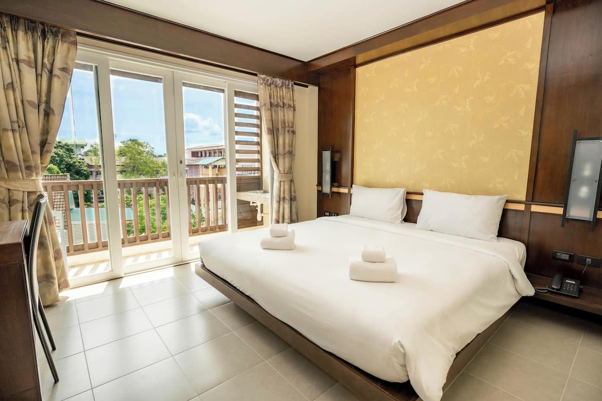 Rom – superior | Safe på rommet, skrivebord, blendingsgardiner og wi-fi (inkludert)