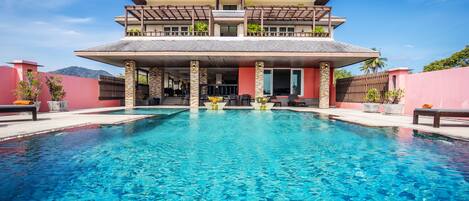 Una piscina al aire libre