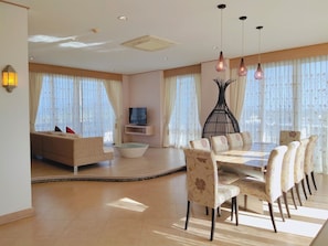 Penthouse | Két bảo mật tại phòng, bàn, màn/rèm cản sáng