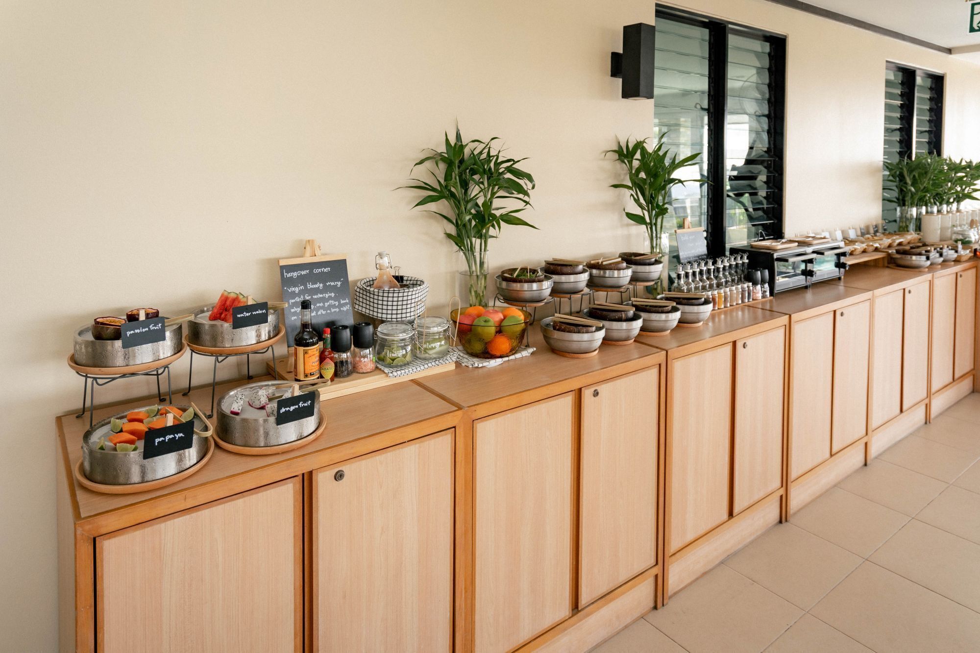 Un buffet proposant une variété de plats et d’accompagnements.