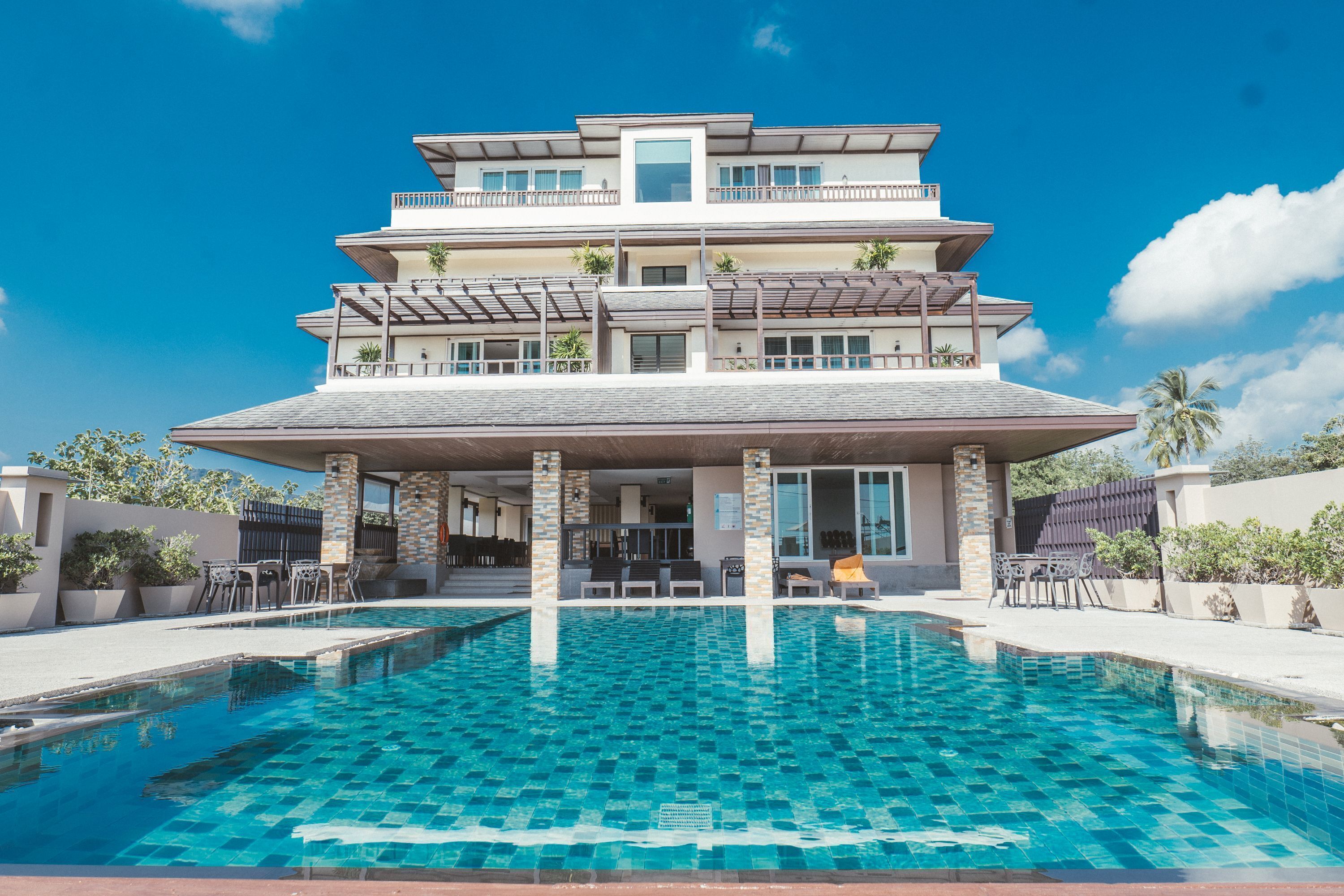 สระว่ายน้ำกลางแจ้ง