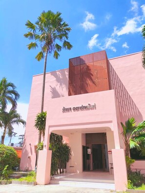 Vista frontal de la propiedad