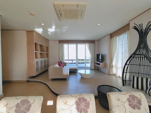 Penthouse | Két bảo mật tại phòng, bàn, màn/rèm cản sáng