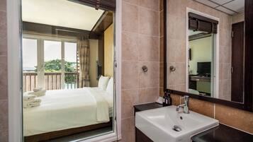 Rom – superior | Bad | Dusj, regndusjhode og håndklær