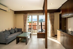 Suite, 2 Bedrooms | Living area