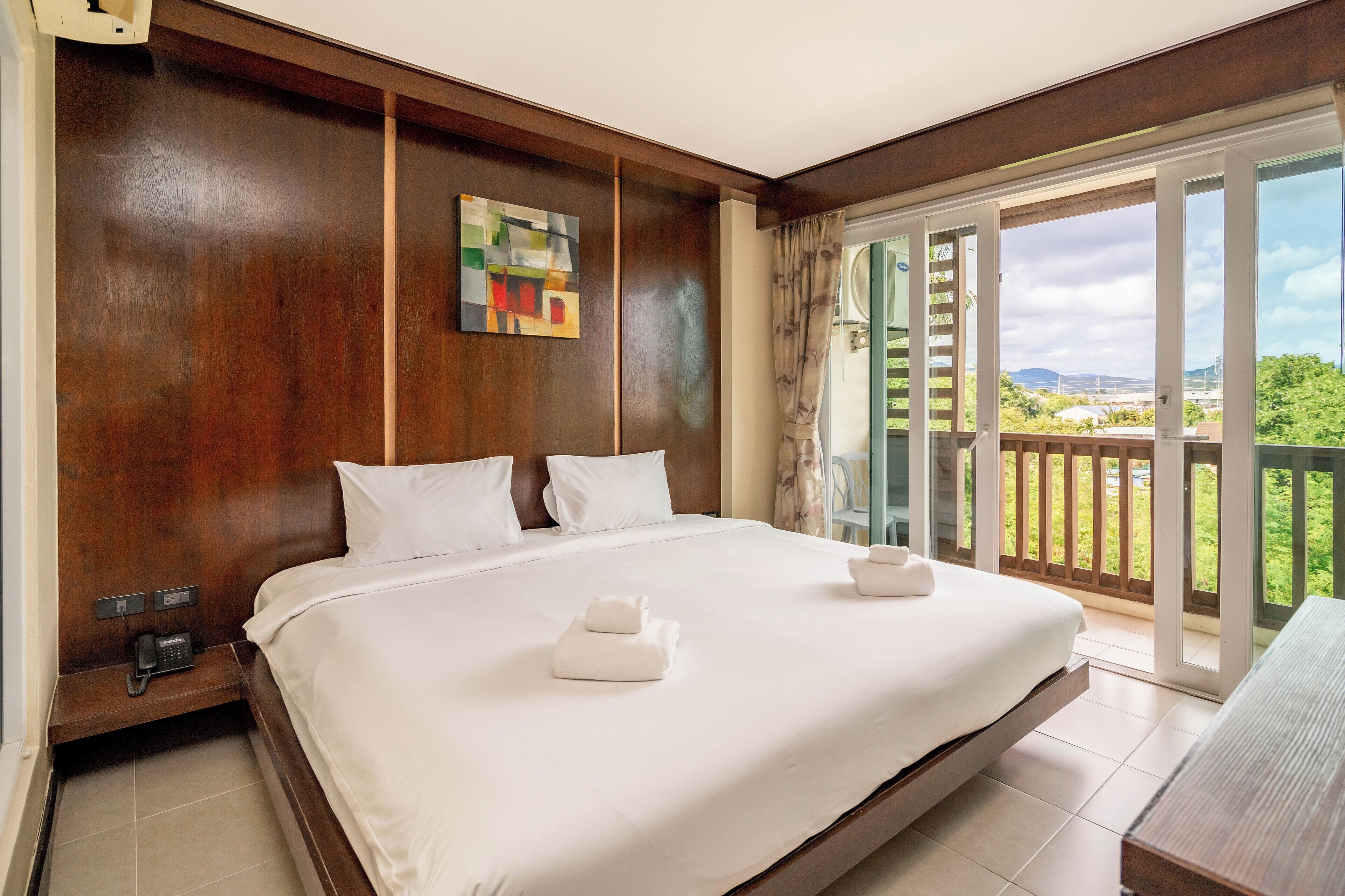 Rom – deluxe | Safe på rommet, skrivebord, blendingsgardiner og wi-fi (inkludert)