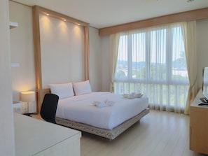 Penthouse | Coffres-forts dans les chambres, bureau, rideaux occultants