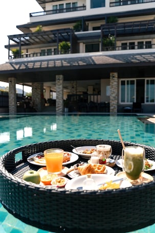 Café da manhã com buffet todos os dias (THB 350 por pessoa) . Ratana Hotel Chalong