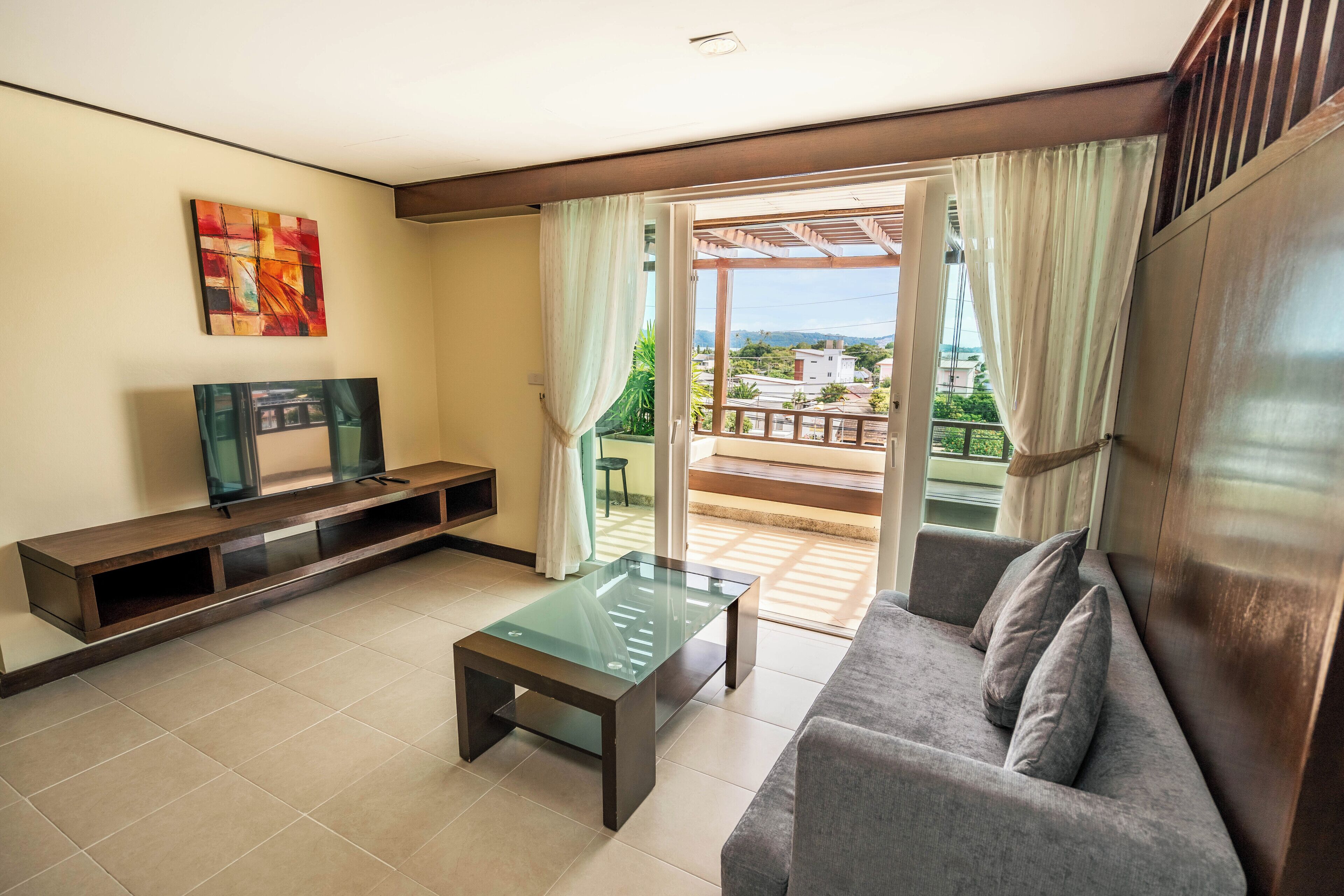 Suite, sjøutsikt | Safe på rommet, skrivebord, blendingsgardiner og wi-fi (inkludert)